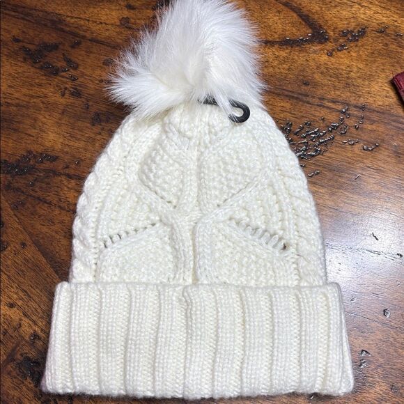 NWT UGG Cable knit hat with fleece lining!